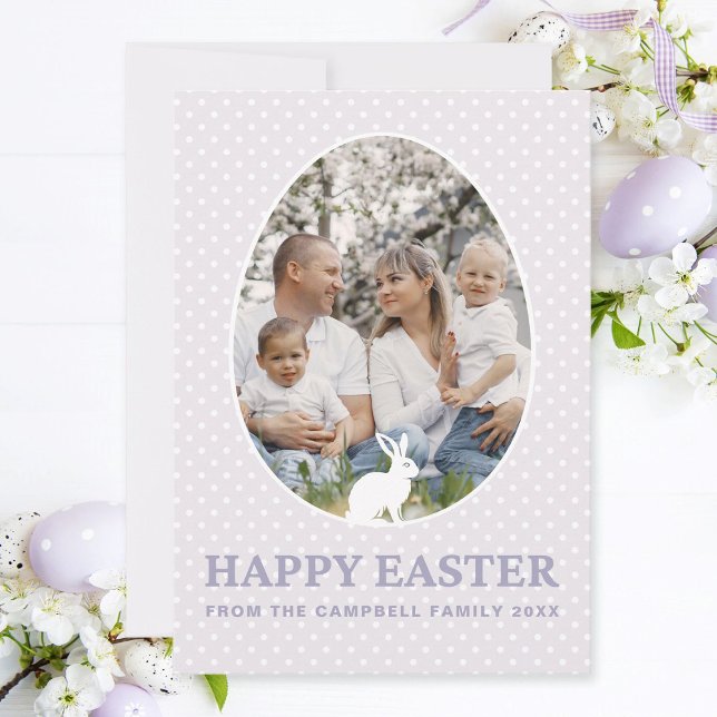 Cartão de Páscoa de Foto para Pastel de Ovo de Coe (Modern, elegant pastel lavender egg-shaped happy Easter family photo card with cute Easter bunny. )