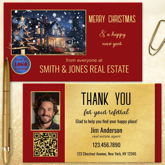 Cartão de Referência de Código QR de Imóveis de Na (Red gold Christmas referral business card featuring a cozy house and your photo with QR code)