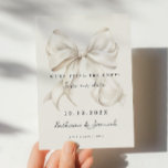 Cartão de Reserva de Data de Casamento com Laço Br<br><div class="desc">Convite de reserva de data de casamento "Estamos nos casando" com um design de laço branco elegante e fonte de letra manuscrita.</div>