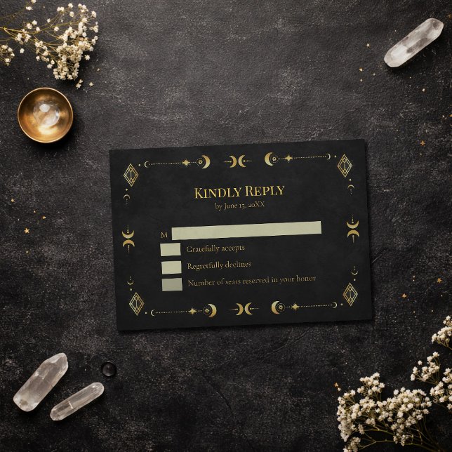 Cartão de Resposta Celestial Gótico Preto e Dourad (Celestial Gothic Black and Gold RSVP Card on an elegant dark table with dry flowers and crystals)