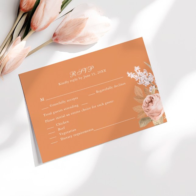 Cartão de Resposta de Casamento Boho Apricot Peoni (Boho Apricot Peonies Wedding RSVP Card on a sunny white table with pale pink flowers.)