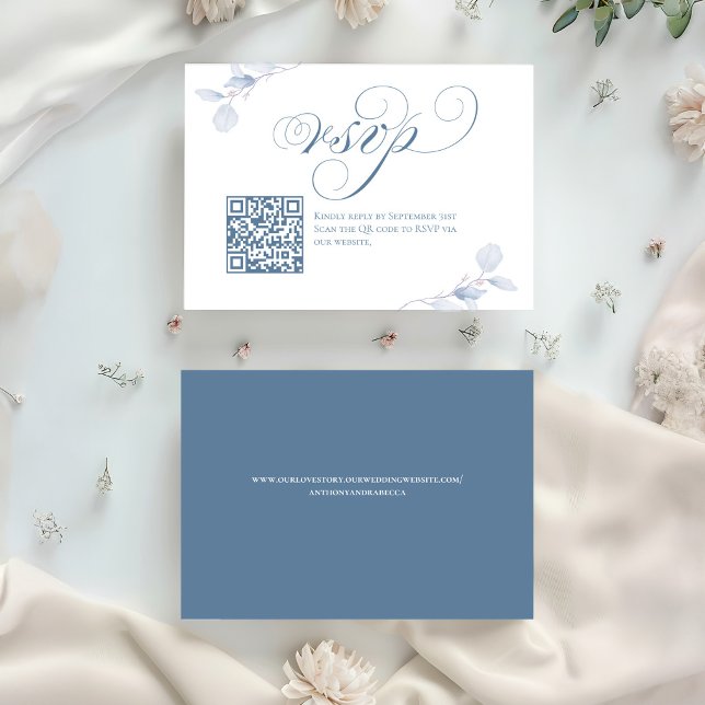 Cartão de Resposta de Casamento Código QR em Scrip (Dusty blue calligraphy RSVP card with QR code and soft floral accents)