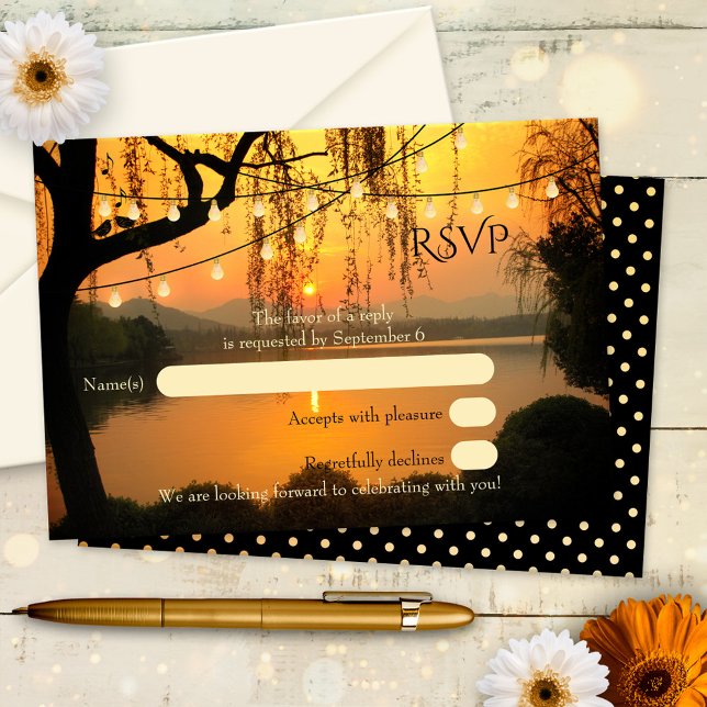 Cartão de Resposta de Casamento com Luzes de Árvor (Wedding RSVP card with string lights on a tree overlooking the water at sunset)