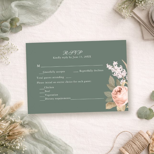 Cartão de Resposta de Casamento com Peônias em Ver (Boho Sage Green Peonies Wedding RSVP Card on a boho table with sage green decor and dry flowers)
