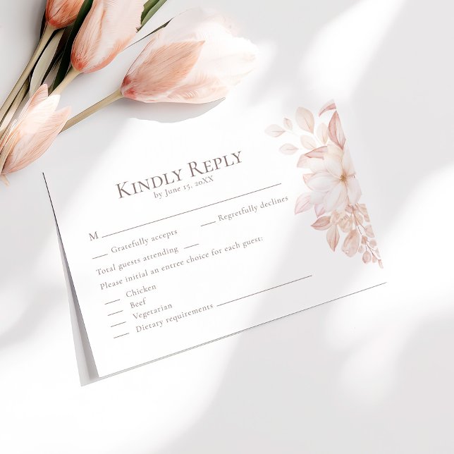 Cartão de Resposta de Casamento de Rosas Brancas e (Romantic White and Pink Roses Wedding RSVP Card on a sunny table with pale pink flowers.)