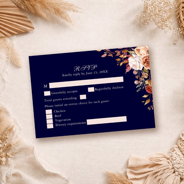 Cartão de Resposta de Casamento Floral Laranja Que (Navy Blue Burnt Orange Floral Wedding RSVP Card on a neutral boho table.
)