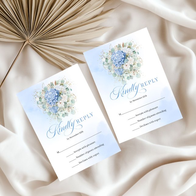 Cartão de Resposta de Casamento Hidrângea Azul Ele (Graceful Blue Hydrangeas Gold Wedding RSVP Card)