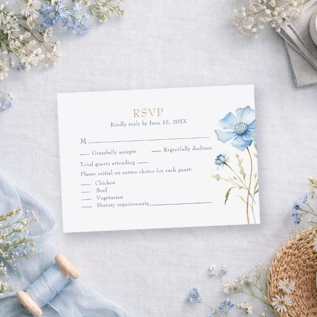 Cartão de Resposta de Casamento Hydrangea Champanh (Blue Wildflower Garden Wedding RSVP Card on a romantic table with dusty blue tiny wildflowers)