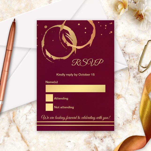 Cartão de Resposta de Casamento Marsala Mancha de  (RSVP card featuring gold and rose gold intersecting wine stains with confetti on burgundy)