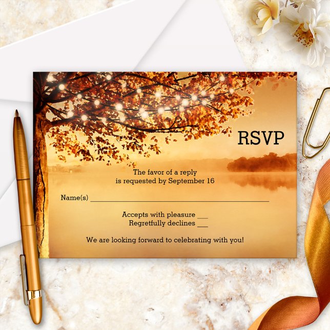 Cartão de Resposta de Casamento Outonal com Luzes  (A romantic fall wedding RSVP card with string lights on a tree overlooking the water.)