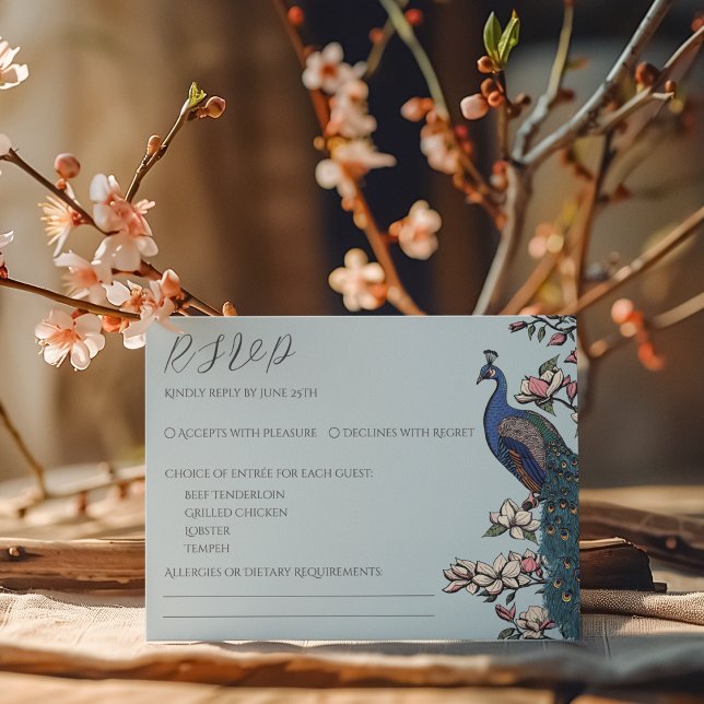 Cartão de Resposta de Peacock Azul Chic (Elegant Blue RSVP Card. Hand Drawn Illustration of Peafowl Peacock on Magnolia Tree Branch in Bloom)