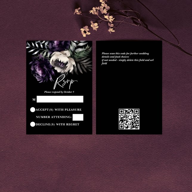 Cartão de resposta de peônias roxas escuras e somb (Dark moody purple peonies wedding RSVP card gothic wedding rsvp modern qr rsvp)