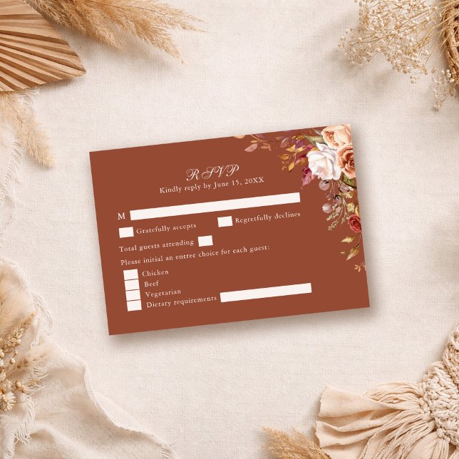 Cartão de Resposta para Casamento Floral Laranja Q (Terracotta Burnt Orange Floral Wedding RSVP Card on a neutral boho table)