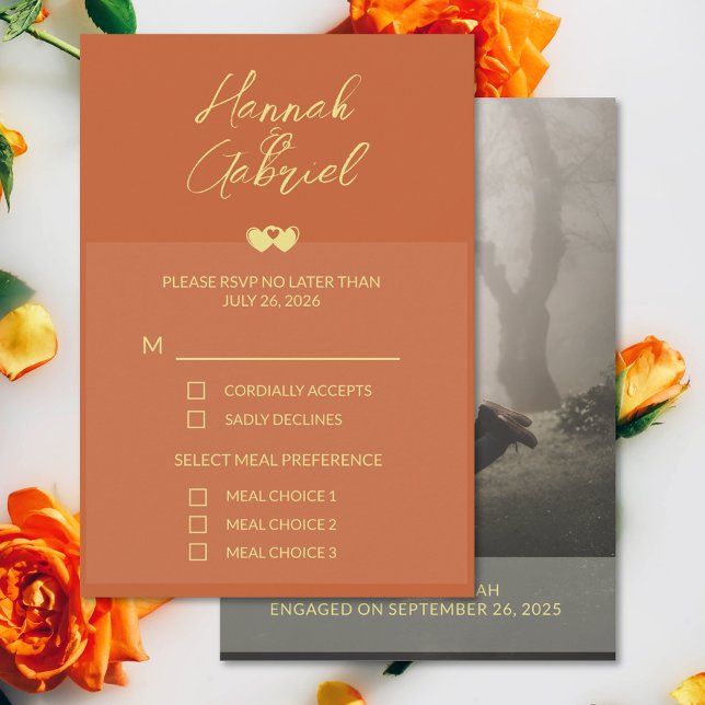 Cartão de Resposta RSVP de Casamento de Foto Doura (The front and back of the Terracotta Gold wedding RSVP card)