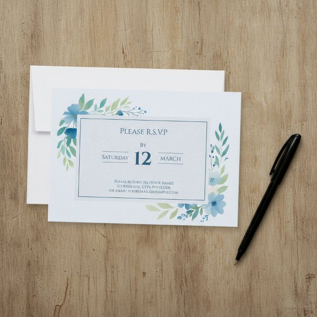 Cartão de Resposta RSVP Floral de Cor Azul bonito (Pretty Blue Watercolor Floral RSVP Response Card.)