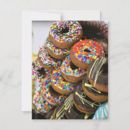 cartão de RSVP com donuts na frente