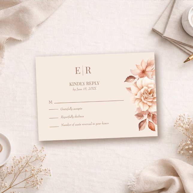 Cartão de RSVP de Casamento com Monograma Floral e (Modern Rose Gold Floral Monogram Wedding RSVP Card on a neutral boho table with botanicals)