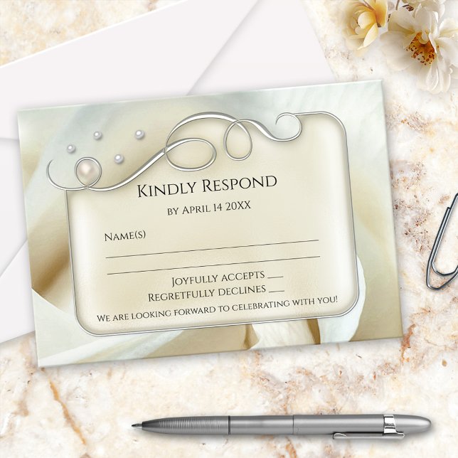 Cartão de RSVP de casamento de Rosa Pérola de Marf (RSVP card featuring artistic silver floral swirls and tiny pearls on a chic ivory cream colored rose)