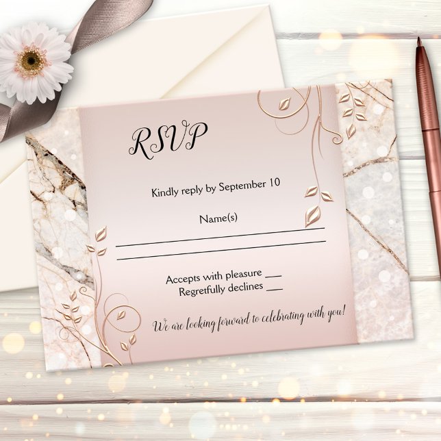 Cartão de RSVP de Casamento Elegante em Mármore co (Wedding RSVP card with rose gold floral swirls and a blush pink design on marble )