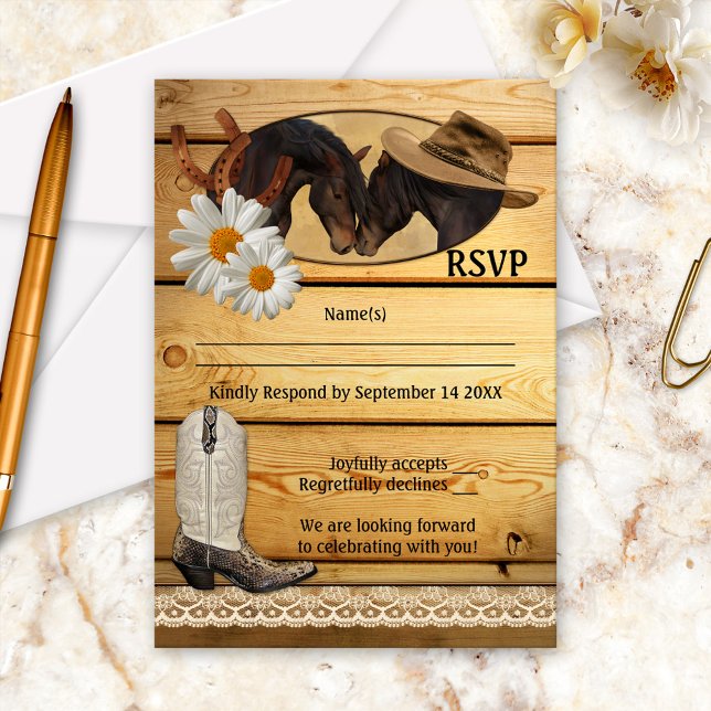 Cartão de RSVP de Cavalos Country Western Rústico (Rustic wedding RSVP card featuring two romantic horses with a hat, cowboy boot, daisies and lace)