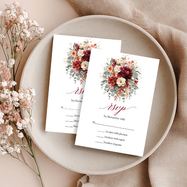 Cartão de RSVP de Flores Boho Vermelho Fundo Outon (Deep Red Boho Flowers Autumn Eucalyptus RSVP Card)