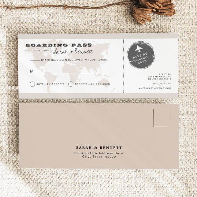 Cartão de RSVP de Passagem de Embarque Mapa Mundia (Boarding Pass RSVP Postcard For Destination Wedding)