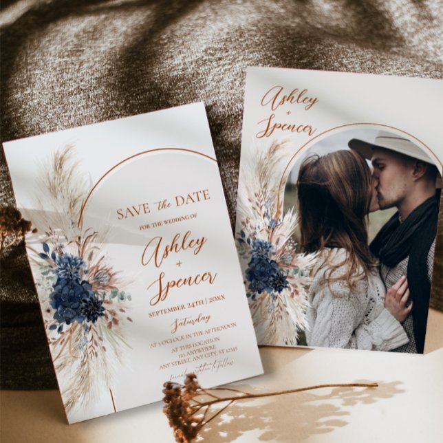 Cartão de Salvar a Data Boho Azul Marinho de Pampa (Boho Pampas Grass Navy Blue Wedding Photo Save The Date Card)