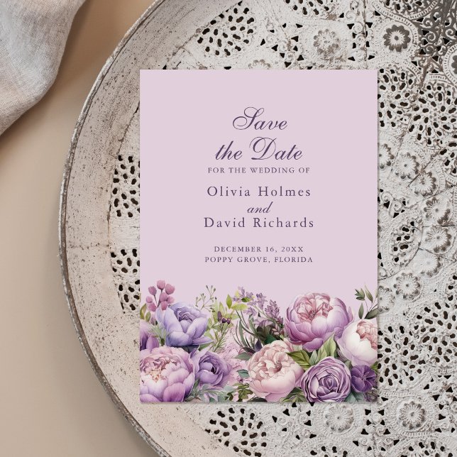 Cartão de Salvar a Data Boho Lilac e Peônias Roxas (Boho Lilac and Purple Peonies Save the Date Card on a beautiful neutral boho plate.)