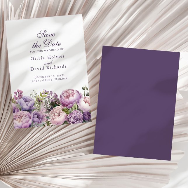 Cartão de Salvar a Data Boho Lilac e Peônias Roxas (Boho Lilac and Purple Peonies Save the Date Card on a neutral dry palm leaf.)