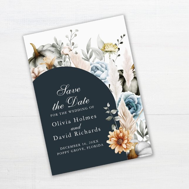 Cartão de Salvar a Data com Abóboras Brancas e Flo (Pumpkin and Wildflowers Save the Date Card on off-white wooden table)