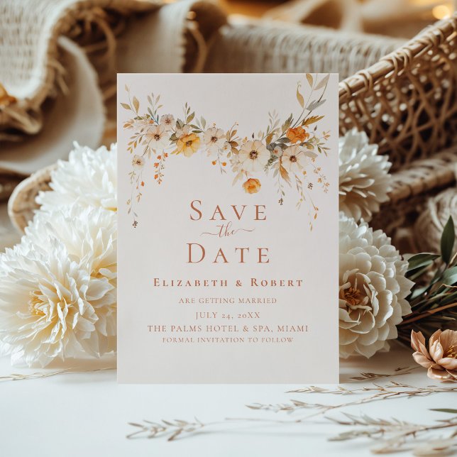 Cartão de Salvar a Data com Boho Terracotta Flores (Boho Terracotta Wildflowers Save the Date Card on a sunny table with boho flower bouquet)