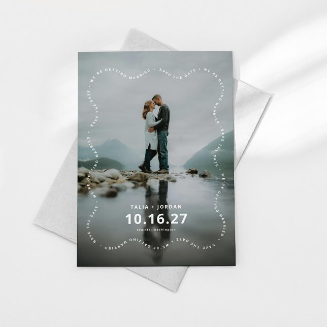 Cartão de Salvar a Data com Borda Ondulada Moderna (wavy save the date, modern save the date card design shown with gray envelope on a white background
)