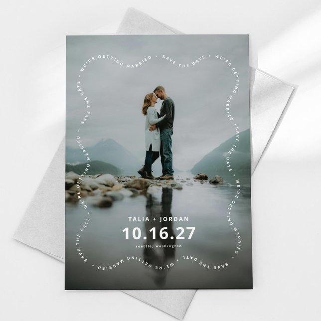 Cartão de Salvar a Data com Borda Ondulada Moderna (wavy save the date, modern save the date card design shown with gray envelope on a white background
)