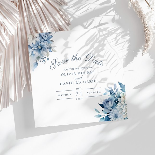 Cartão de Salvar a Data com Flor Silvestre Azul Em (Boho Floral Pampas Grass Wedding Save the Date on a sunny white table.)