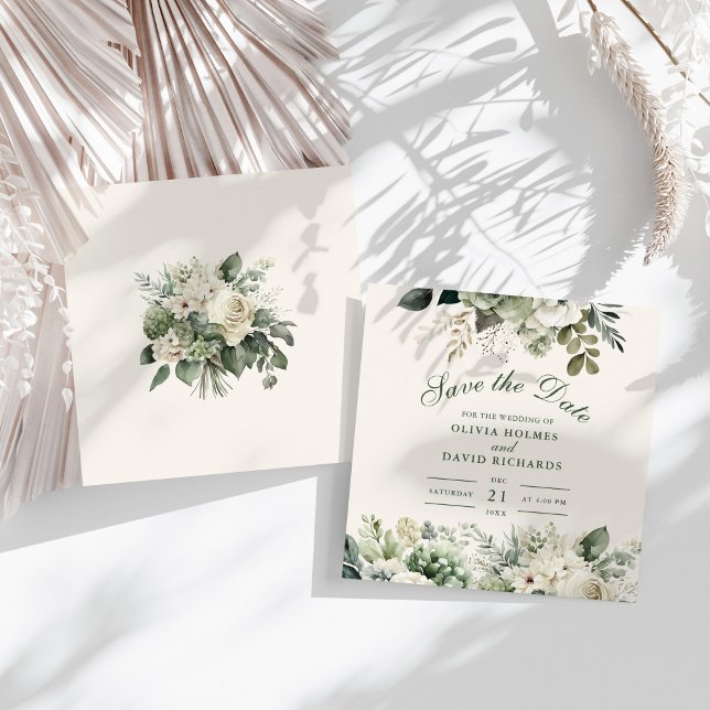 Cartão de Salvar a Data com Flor Silvestre em Verd (Sage Green and Ivory Wildflower Save the Date Card on a sunny white table.)