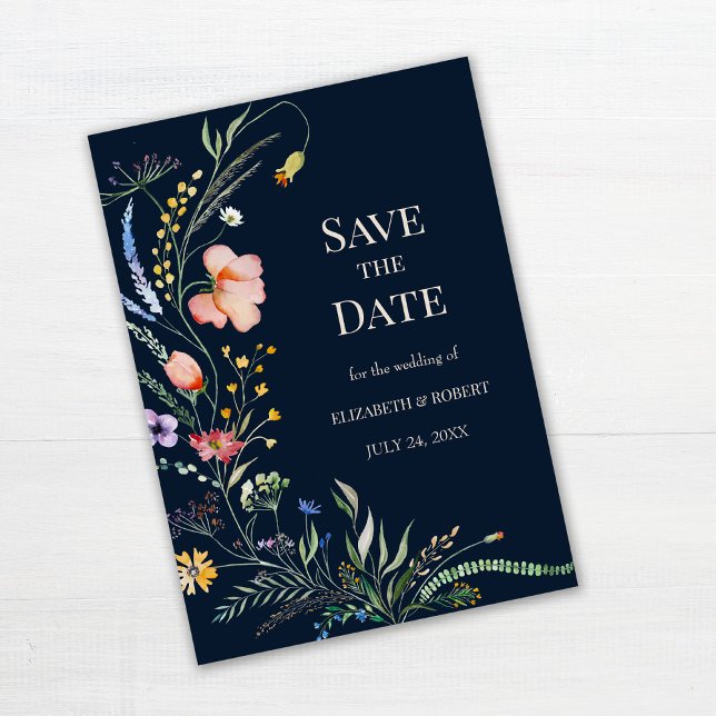 Cartão de Salvar a Data com Flores Silvestres Boho (Navy Blue Boho Wildflowers Save The Date Card on white woodan table.)