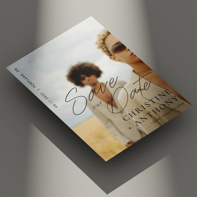 Cartão de Salvar a Data com Fonte Preta Elegante e (Personalized Elegant Black Script Photo Save The Date Card)