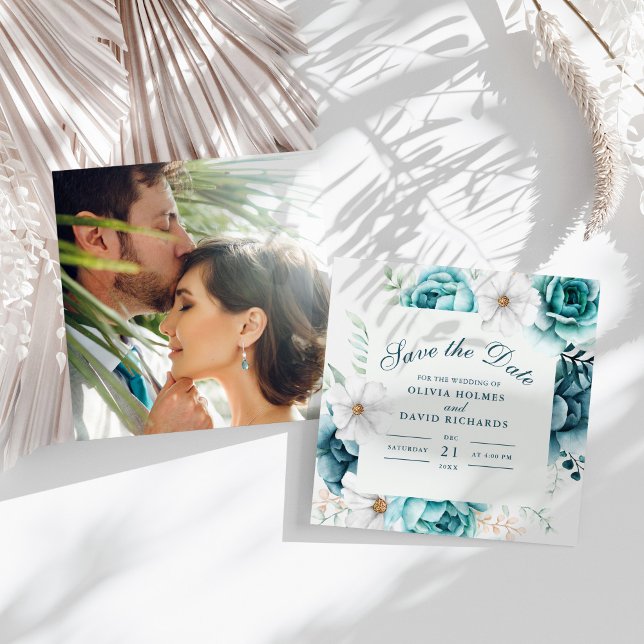 Cartão de Salvar a Data com Foto de Flor Silvestre (Teal Wildflowers Couple Photo Save The Date Card on a sunny white table.)