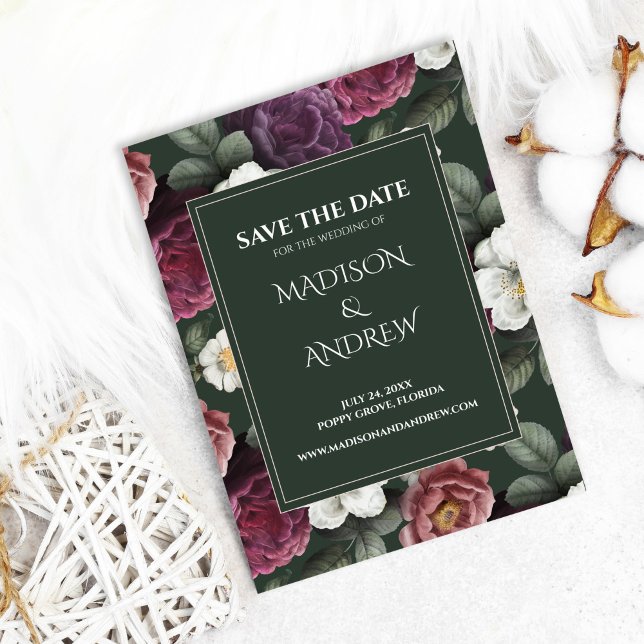 Cartão de Salvar a Data com Peônias Burgundy Verde (Emerald Green Burgundy Peonies Save the Date Card on cozy white background with cotton flowers)