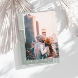 Cartão de Salvar a Data de Casamento com Foto em V<br><div class="desc">Cartão de Salvar a Data de Casamento com Foto em Verde Sage em Script. Este cartão de salvar a data em verde sage apresenta uma elegante escrita branca sobre um layout de foto completo, perfeito para casais que buscam um tom suave e romântico. Ideal para casamentos em jardins, celebrações boho...</div>