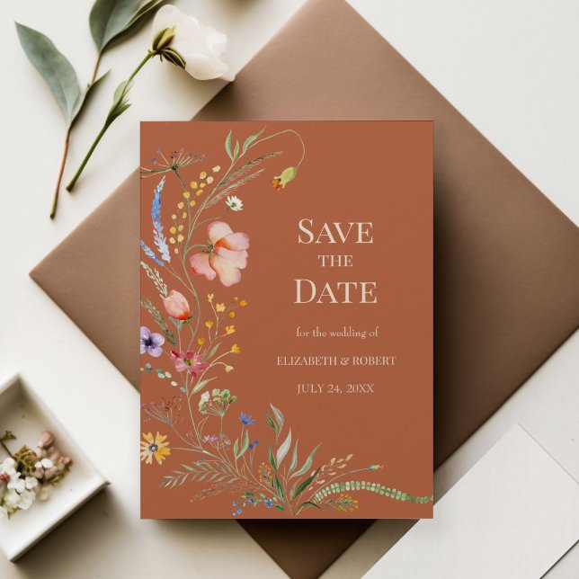 Cartão de Salvar a Data Terracota Boho Flores Selv (Terracotta Boho Wildflowers Save The Date Card on wedding table with decoration and flowers)