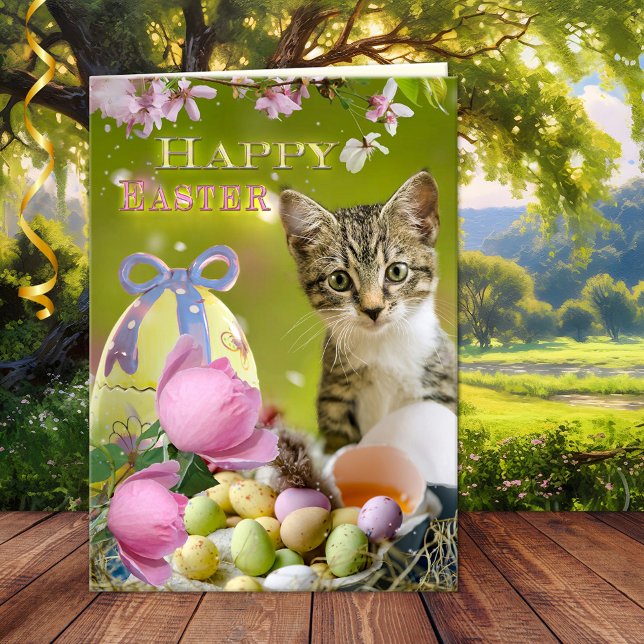 Cartão de Saudação de Gatinho Bonito felz pascoa (A happy Easter card featuring a cute kitten with eggs in a cheerful spring scene with pink flowers)