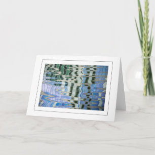 Cartão de saudação de reflexo de água dos edif