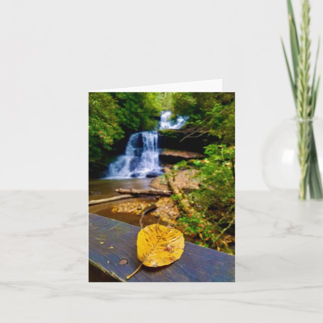 Cartão de saudação dobrado com motivo em cascata (Frente)