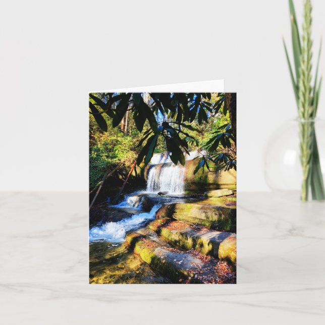 Cartão de saudação dobrado pelo vazio com o tema d (Frente)