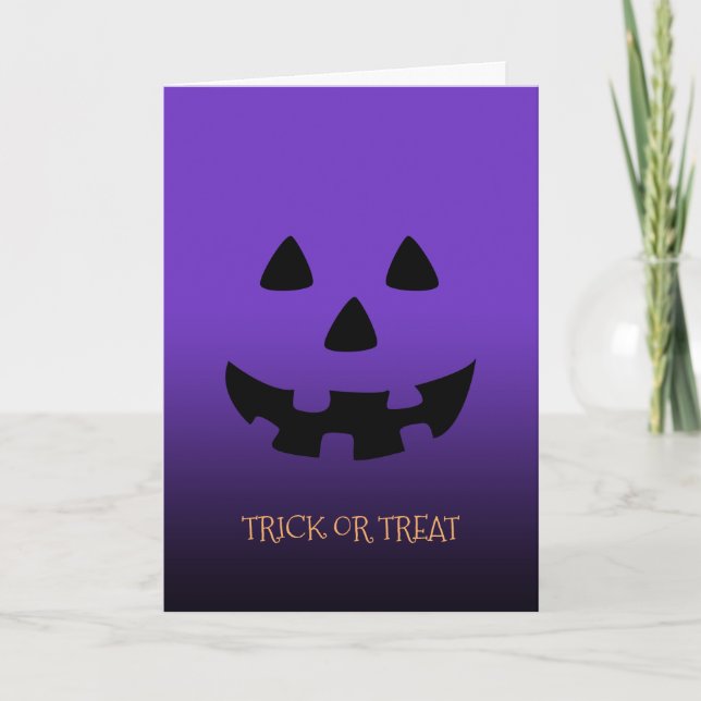 cartão de saudação roxo da abóbora de Halloween (Frente)