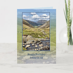Cartão De todos nós o aniversário com uma paisagem de m