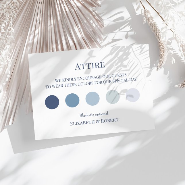 Cartão de Vestido de Convidado Azul Francês (French Blue Wedding Attire Guest Dress Code Card on a sunny white table with neutral dry flowers.)