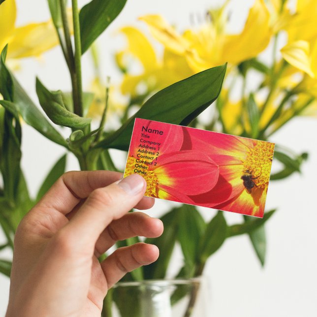 Cartão De Visita Abelha no Red Dahlias Floral (In Situ)