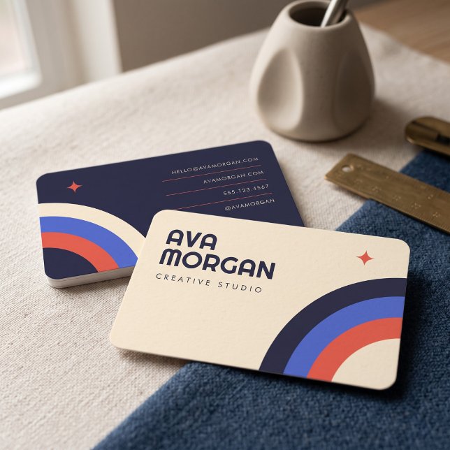 Cartão De Visita Arco-íris Retro Moderno (Simulated business cards on table)